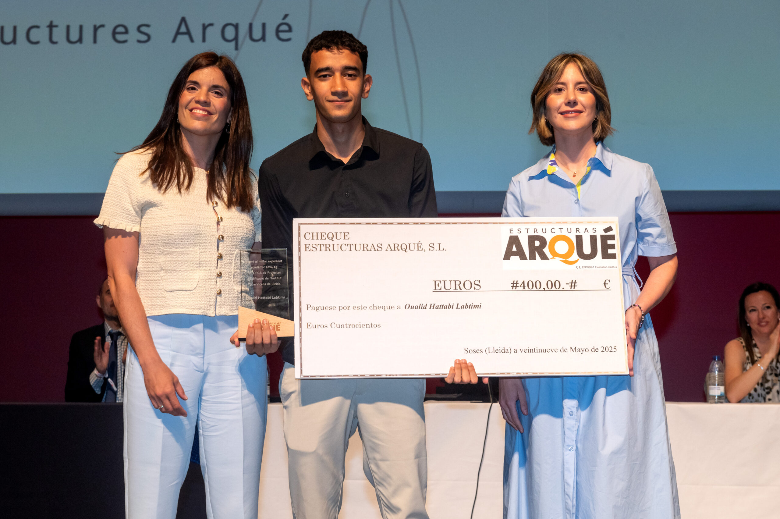 Estructuras-Arqué-entrega-premio-al-mejor-expediente-CFGS-de-Proyectos-de-Edificación